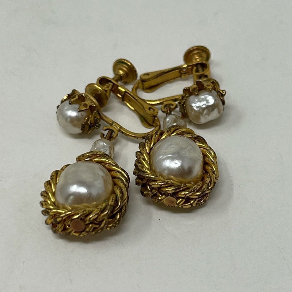 Miriam Haskell, Dangle Baroque pearl, gold tone clip on earrings. - Picture 2 of 10